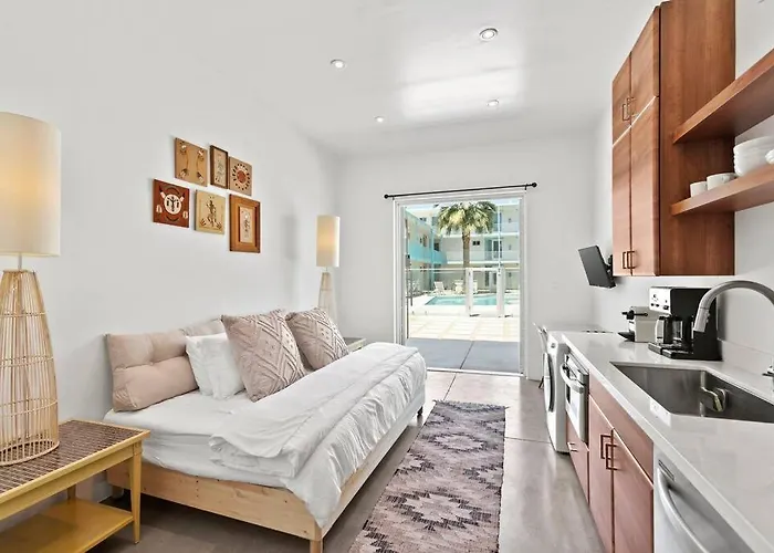 Funky Pool Side In Dtphx Apartment