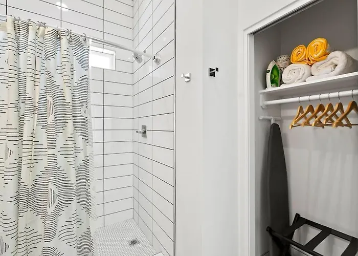 Funky Pool Side In Dtphx Apartment *